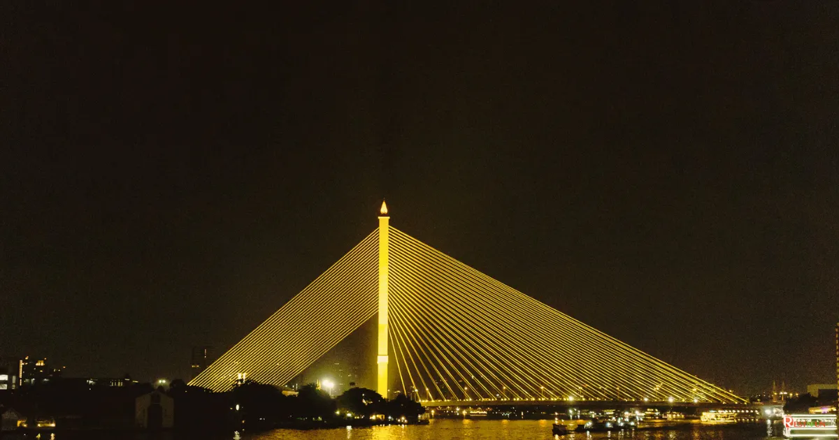 เรือดินเนอร์เจ้าพระยาวันเดอร์ฟูลเพิร์ลจะผ่านสะพานพระราม 8